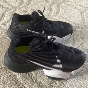 Size 6 Nike black/white superrep